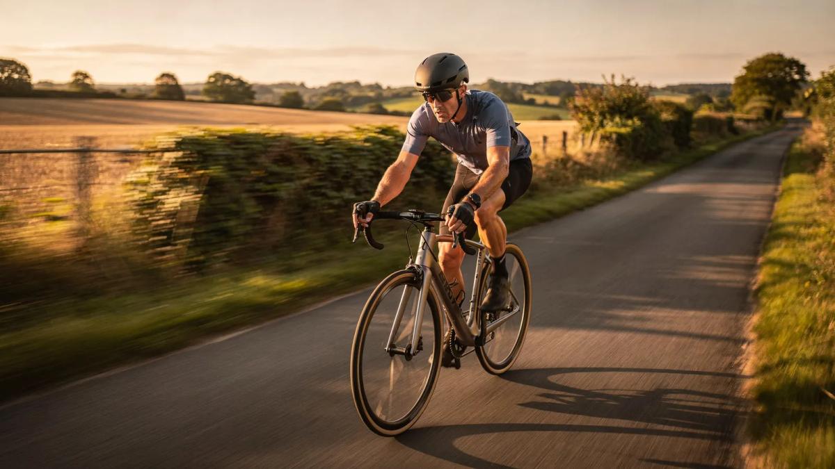 Cycliste net sur une route de campagne, arrière-plan flou obtenu par un filé panoramique