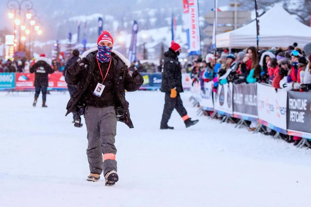 Vincent Piccerelle, badge d'accréditation autour du cou, sur le parcours de la Grande Odyssée